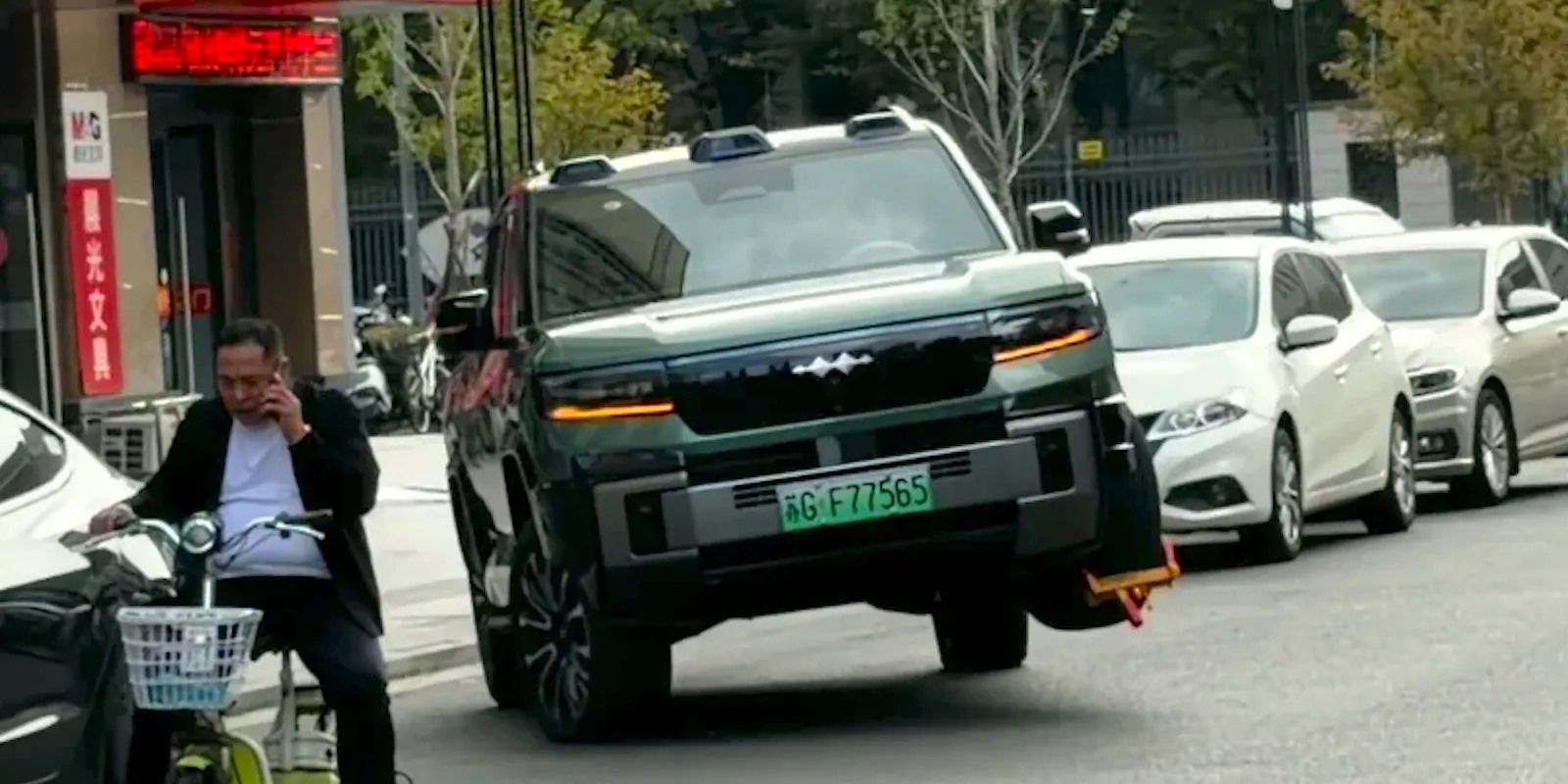 Boot this: BYD Denza B8 driver gets booted, doesn’t care [video]