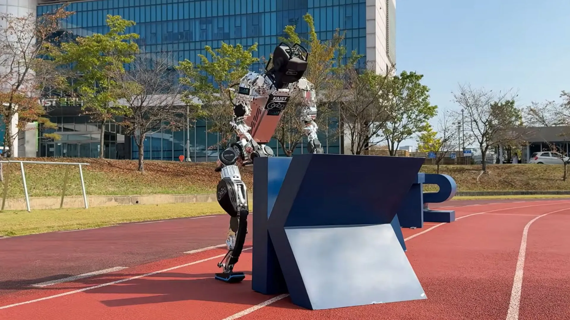 Humanoid robot pushes 77-pound loads and lifts 44 pounds in new demo video