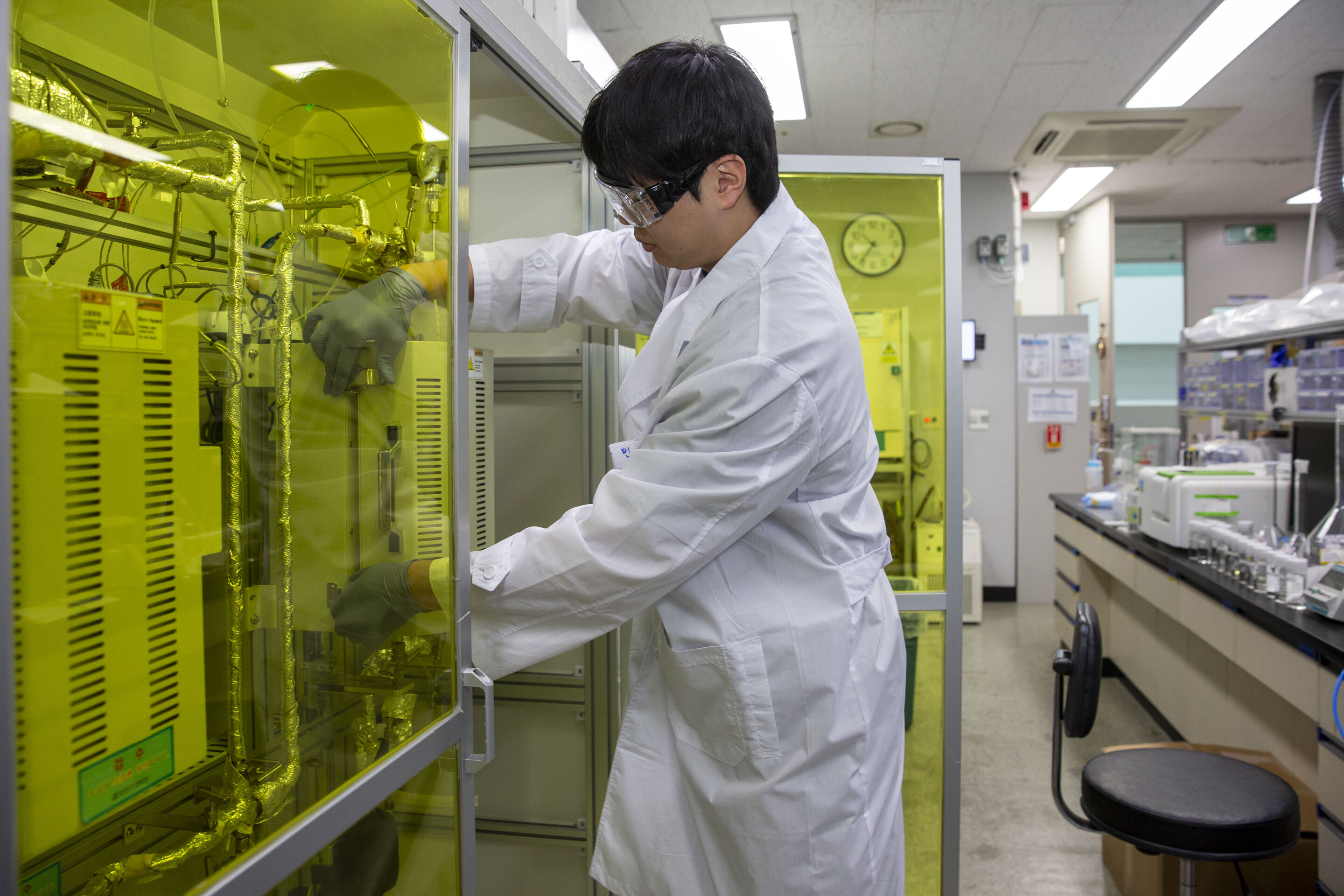 Ammonia-fueled ship exhaust treatment could achieve roughly 99% removal of targeted pollutants