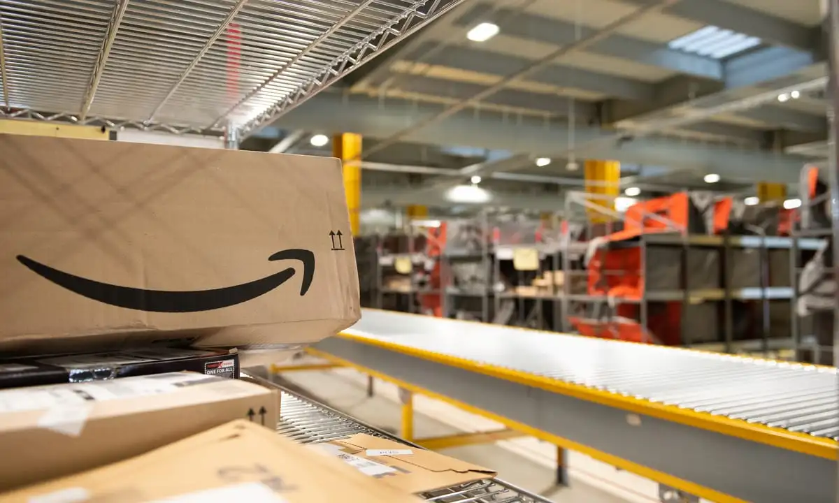 Amazon Uses Healthcare and Banking to Woo More Holiday Workers