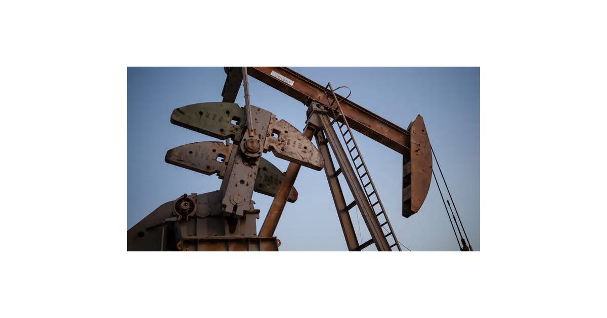 Oil rises on Middle East supply worries