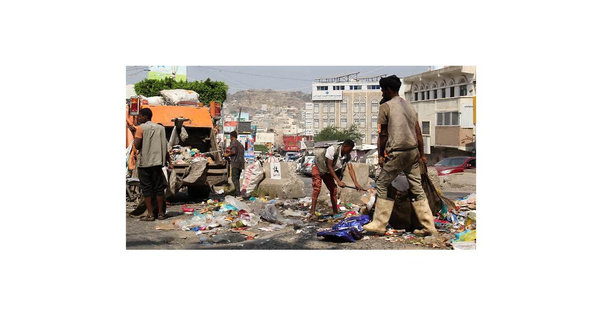Water rationing, rubbish pile-up raise disease fears in Yemen's besieged Taiz