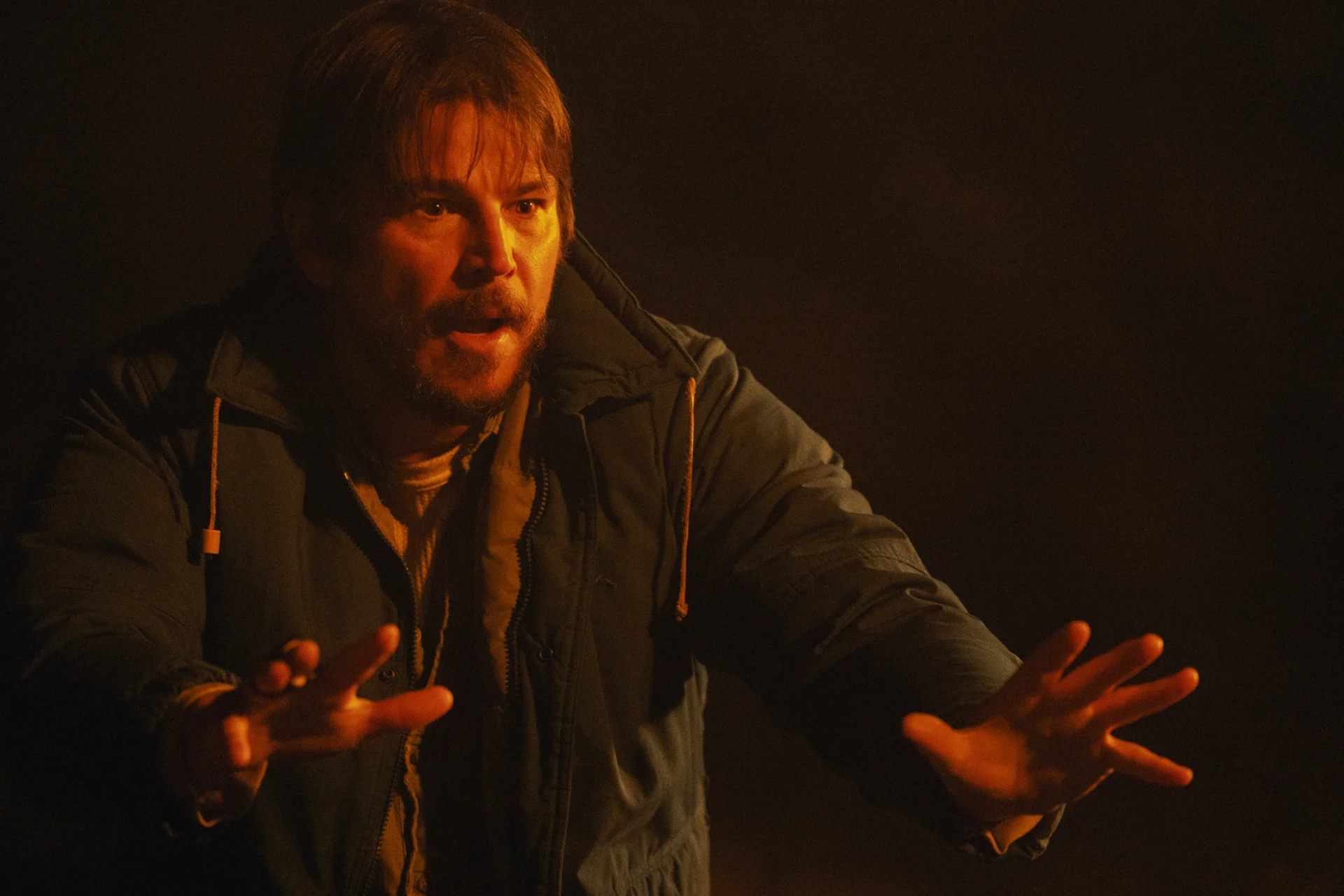 ‘Below’ Star Josh Hartnett on Those ‘Widow’s Bay’ Comparisons
