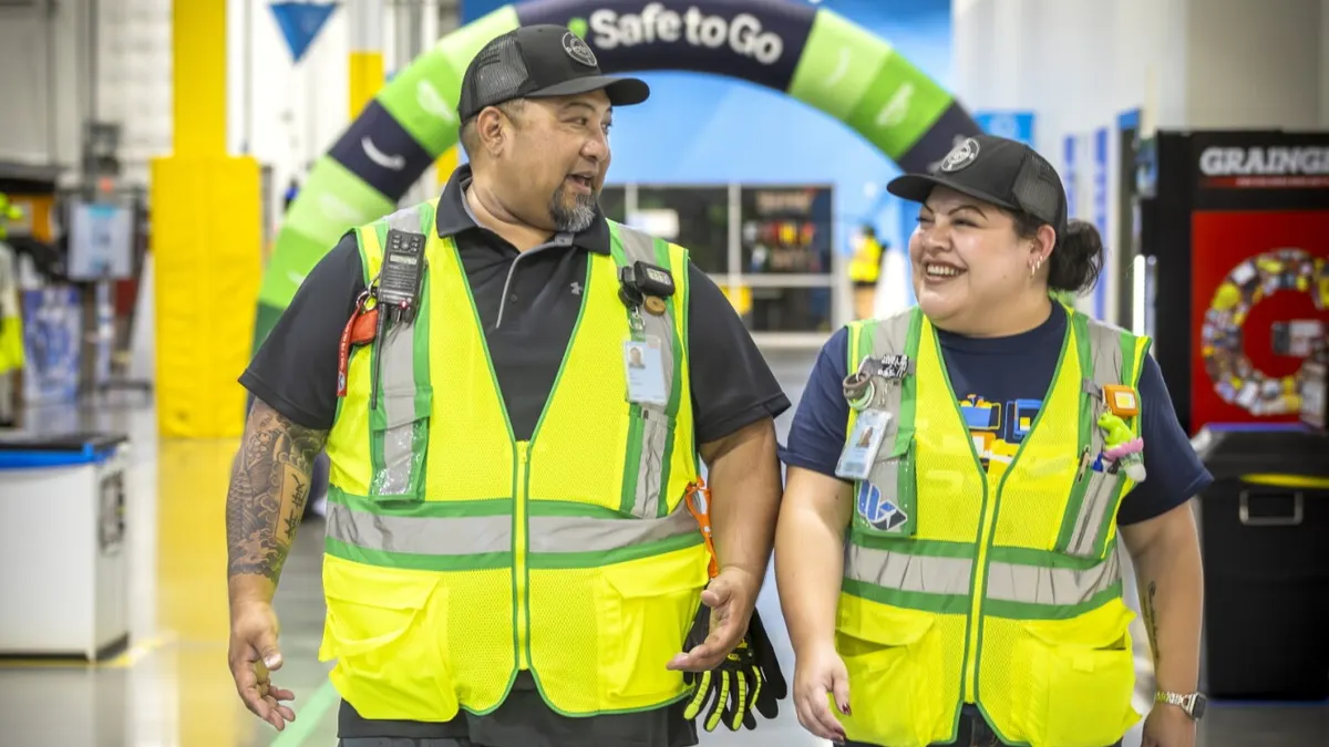 Amazon eyes 300K holiday hires