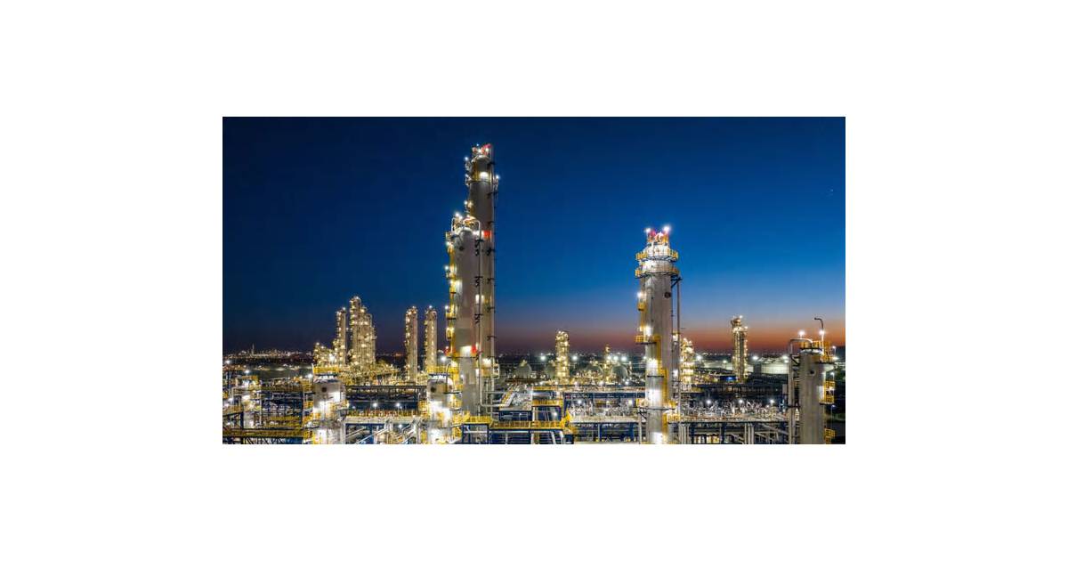 Eight Months of War Turns China Petrochemical Glut Into a Crunch