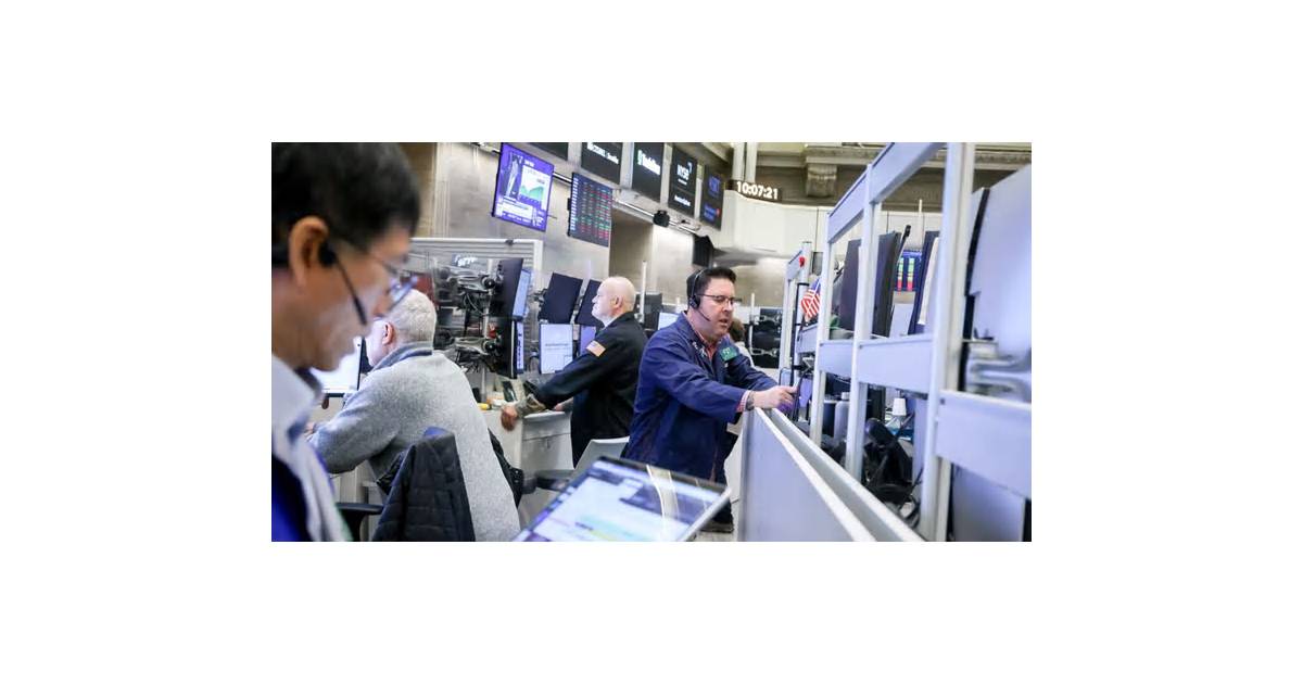 Hedge Funds Bet Big Against the Stock Market