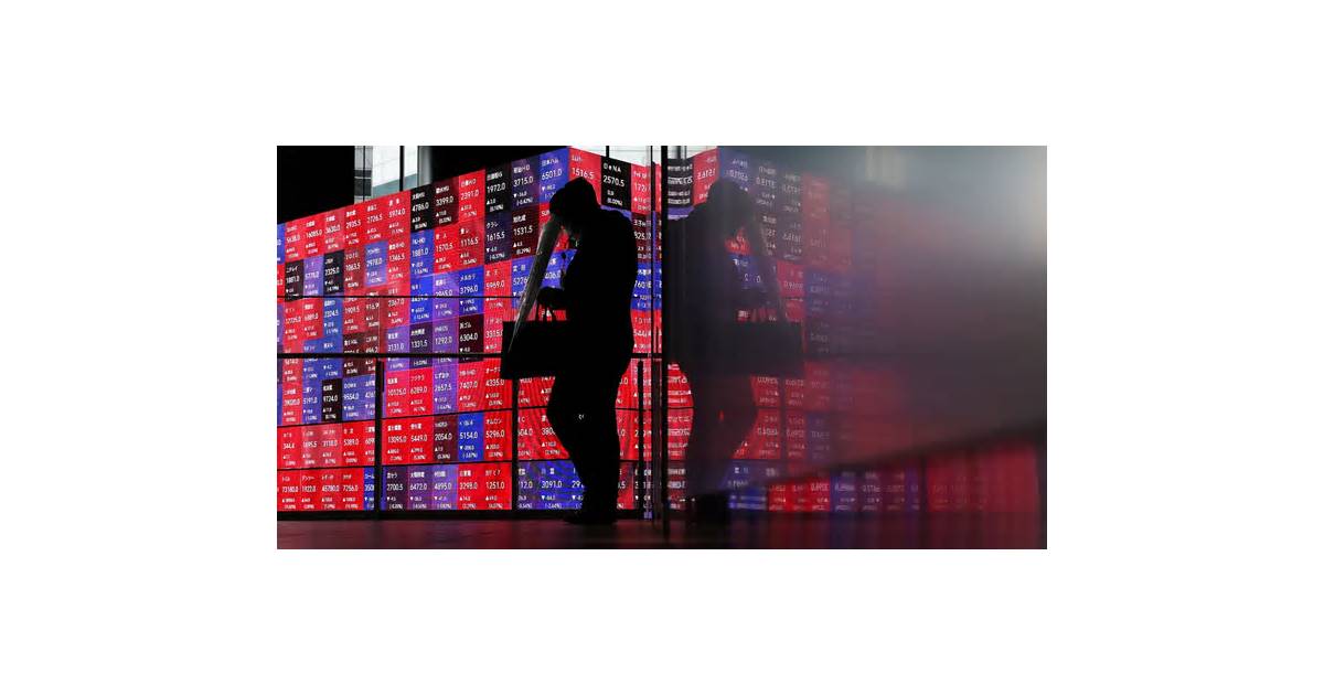 Asian shares wobble as tech rout boosts bonds, dents rate hike bets