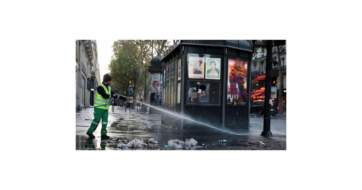 French business activity contracts in October amid political, financial pressures, PMI shows