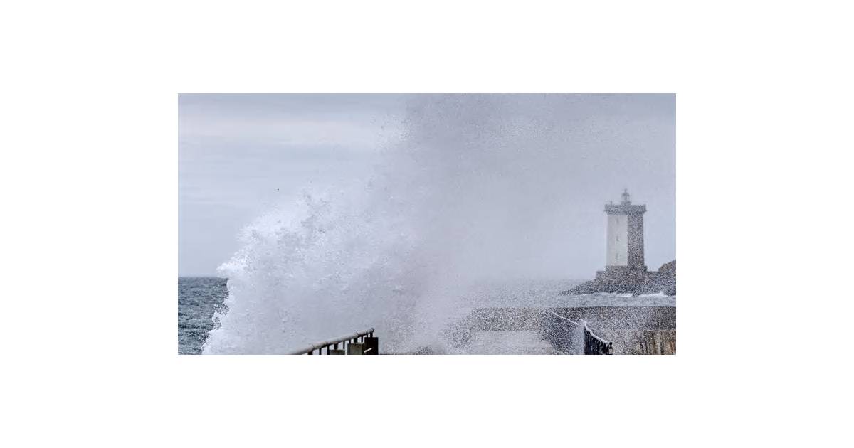 Storm Austen Hits France and UK With Power Cuts, Airports Close