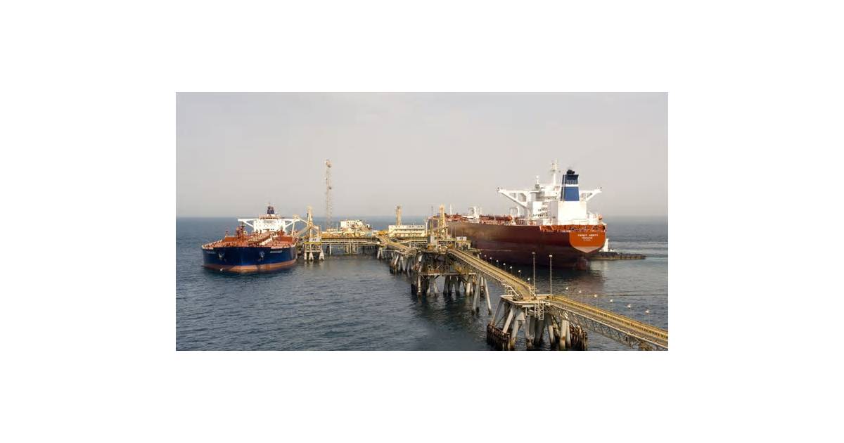 Physical Oil Prices Drop in Mideast as Flows Via Hormuz Hold Up