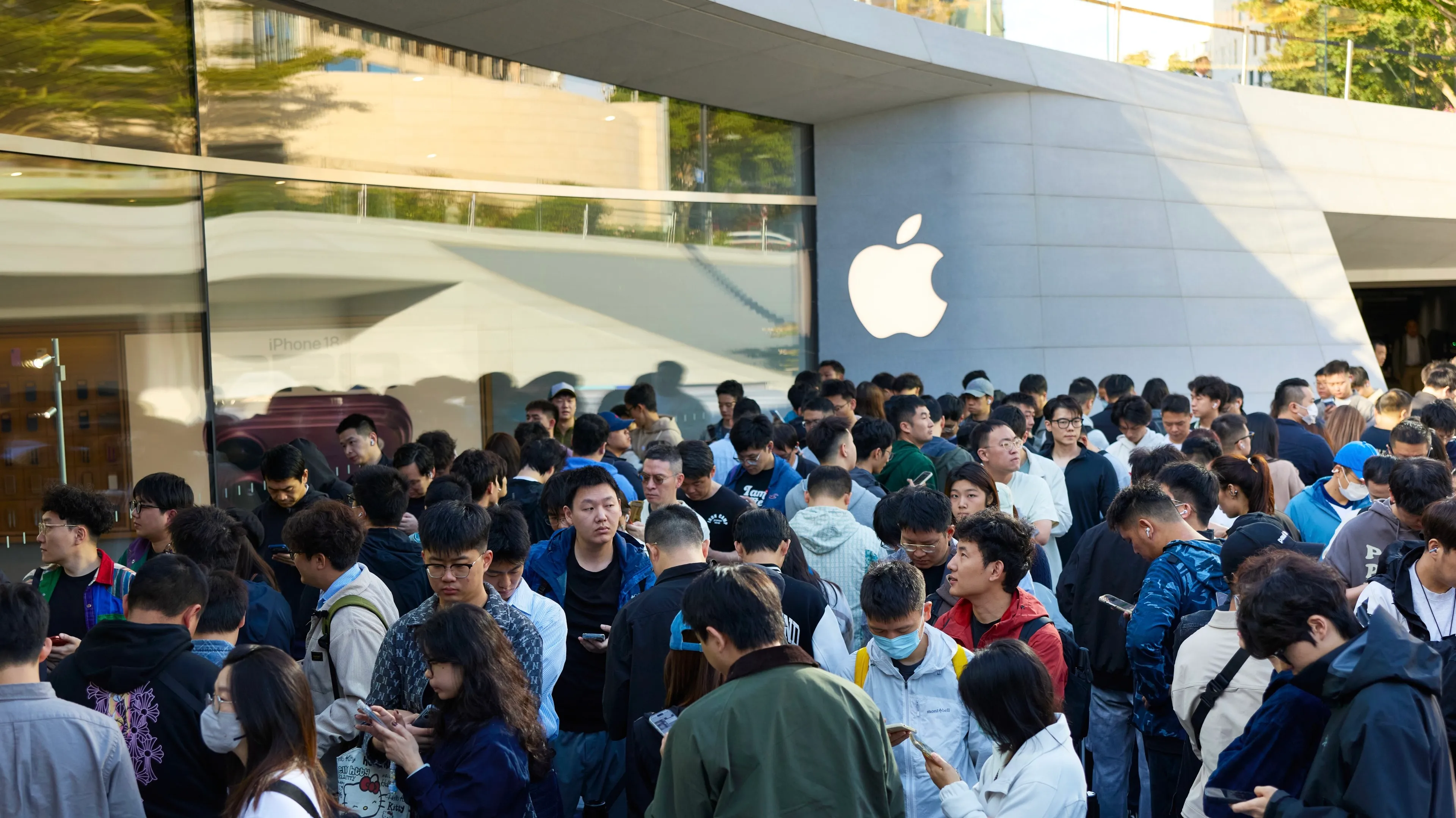 iPhone Duo launch day: Lines form at Apple Stores, walk-in availability limited