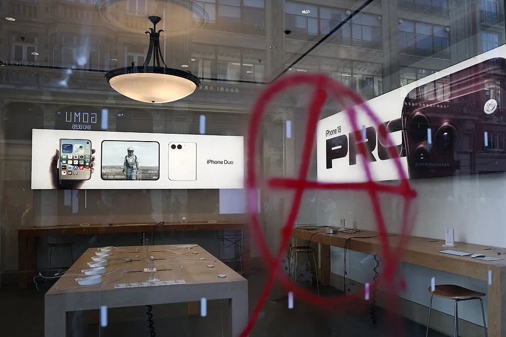 Apple Closes Paris Stores as Retailers Ready for Weekend Protests