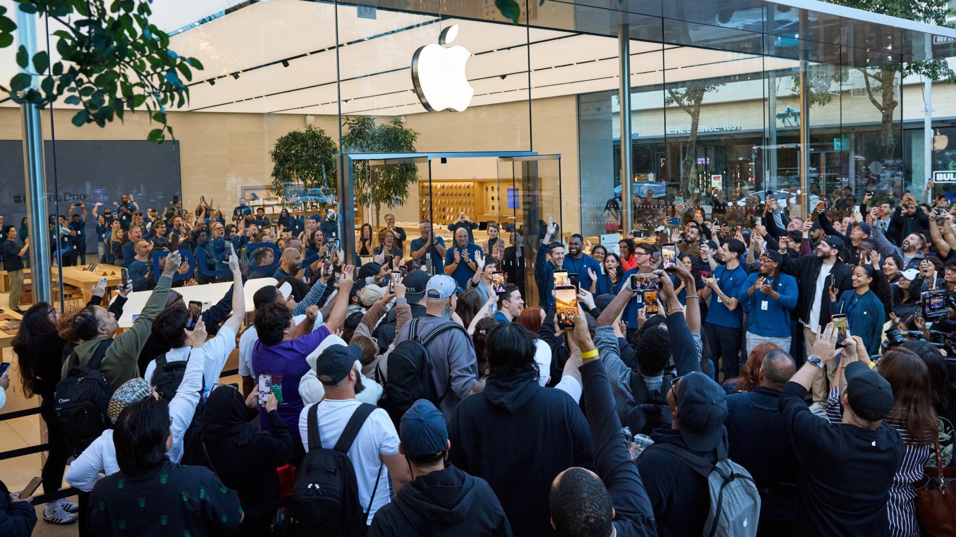 iPhone Duo Brings Back Long Lines at Apple Stores