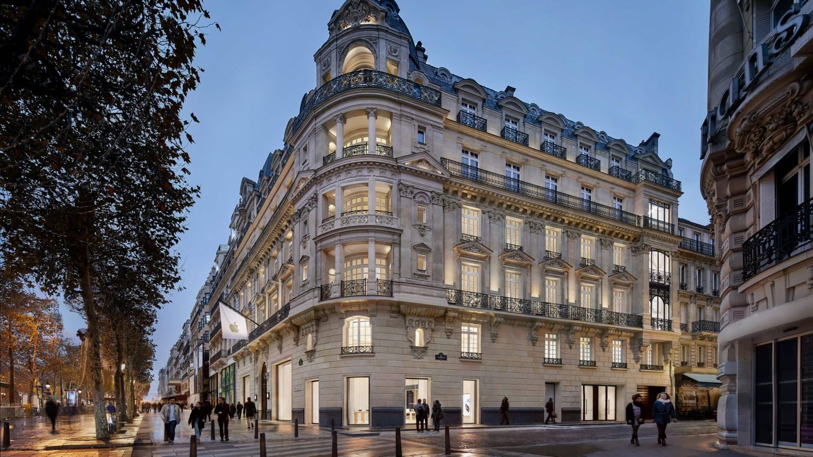 Apple Closes French Stores Ahead of Further Protests