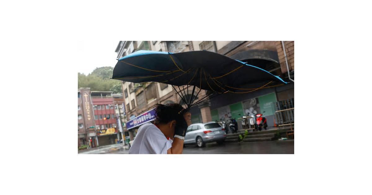 Typhoon Champi sweeps past Taiwan, leaving 1 dead, 500 injured