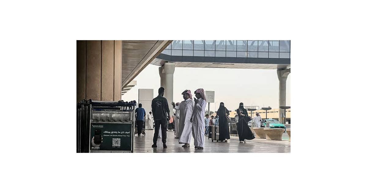 Riyadh Airport Resumes Flights as Saudis Fight Houthi Missiles