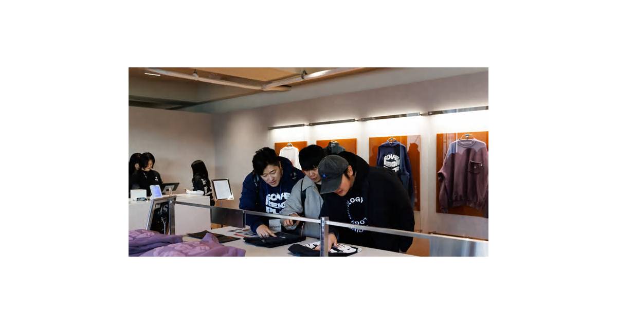 Palantir’s Fast-Selling $170 Windbreaker Shows Its Korea Appeal