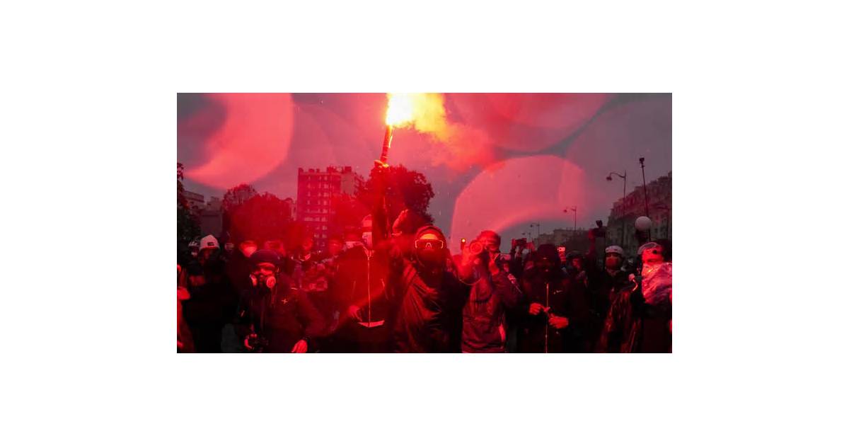 Macron Has Few Bargaining Chips as He Keeps Lid on Violence