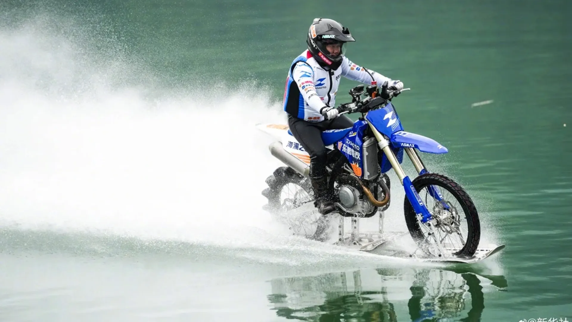 Water-riding motorcycle sets Guinness world record with 25-mile river journey