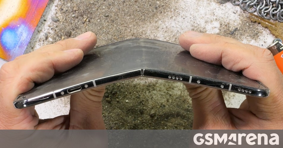iPhone Duo bend test doesn't end well