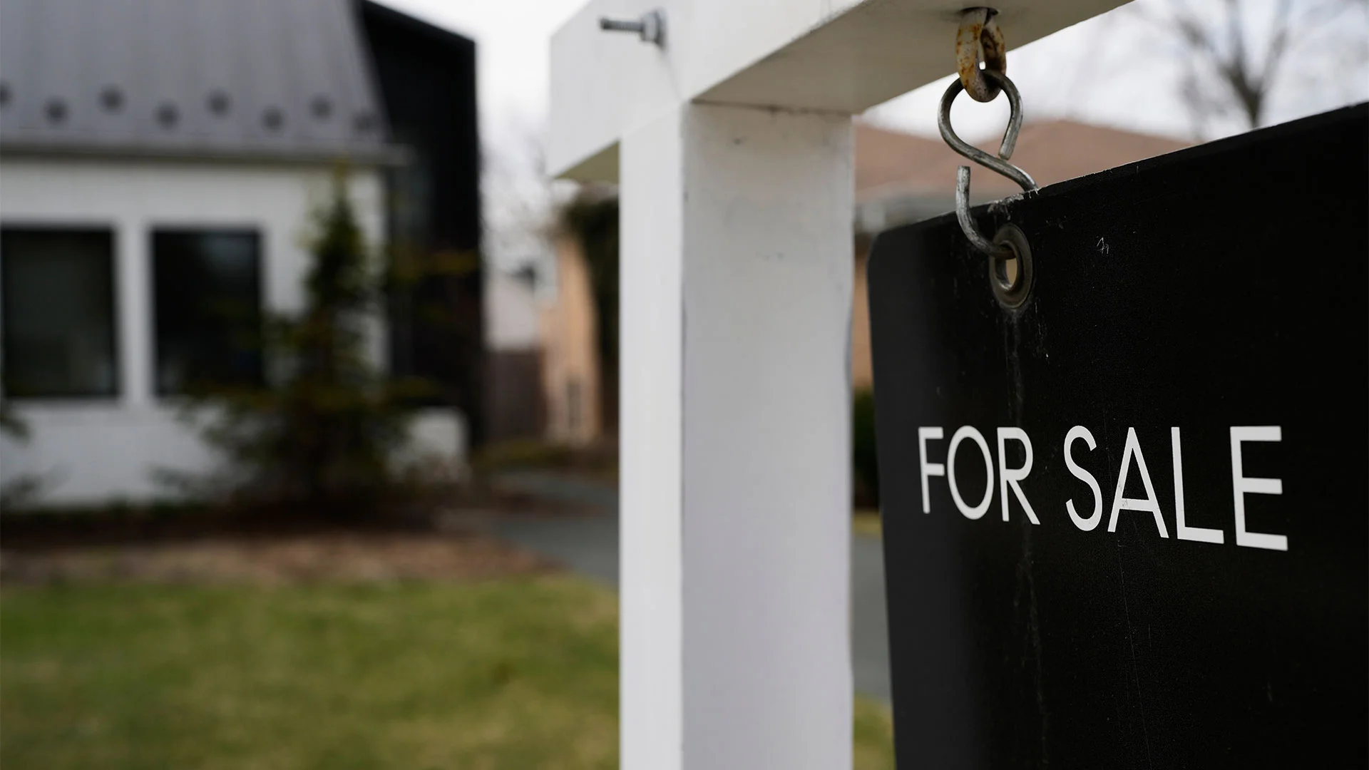 How U.S. home sellers are helping buyers make a deal in a stagnant housing market