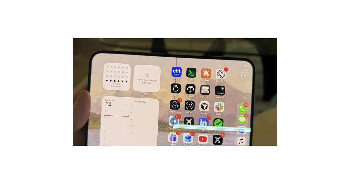 Apple’s Foldable iPhone Duo Draws Early Complaints of the Screen Cracking
