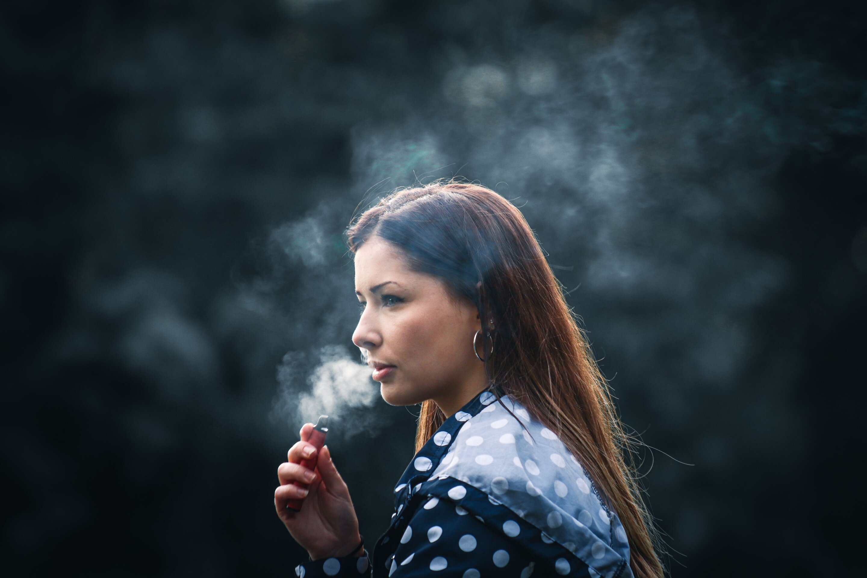 E-cigarettes help smokers quit even without specialist support, randomized trial finds