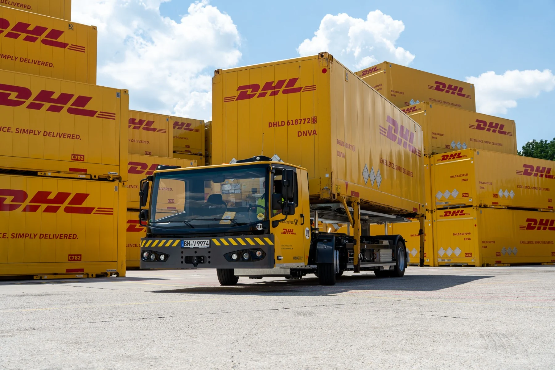 DHL acquires 25 electric swap body movers from TII Kamag