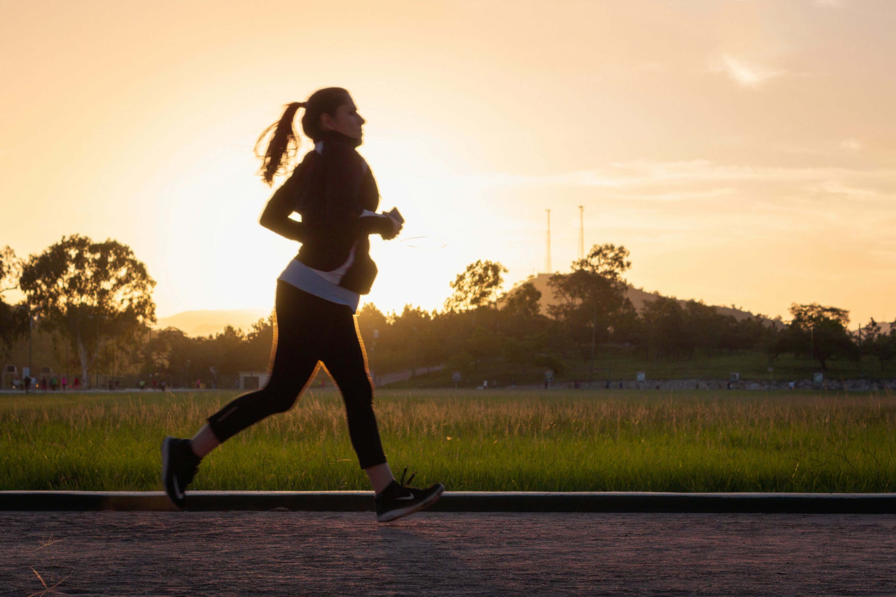 Running distance is associated with how female runners distribute their daily energy expenditure