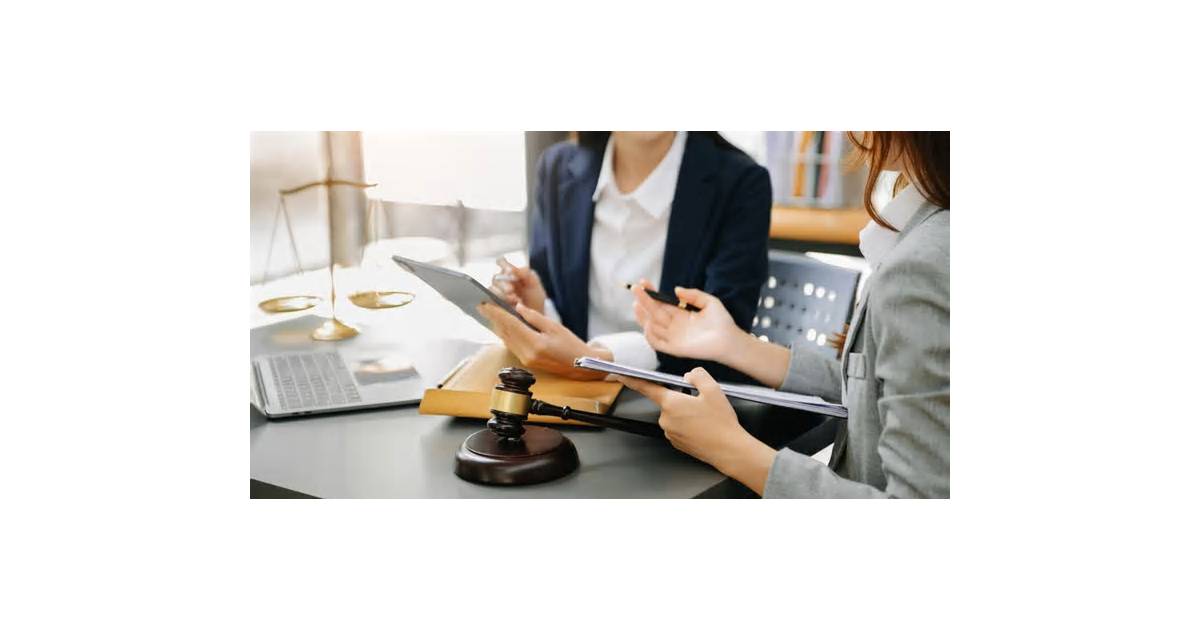 Weil Practice Head Tells Lawyers to Find Jobs as Firm Struggles