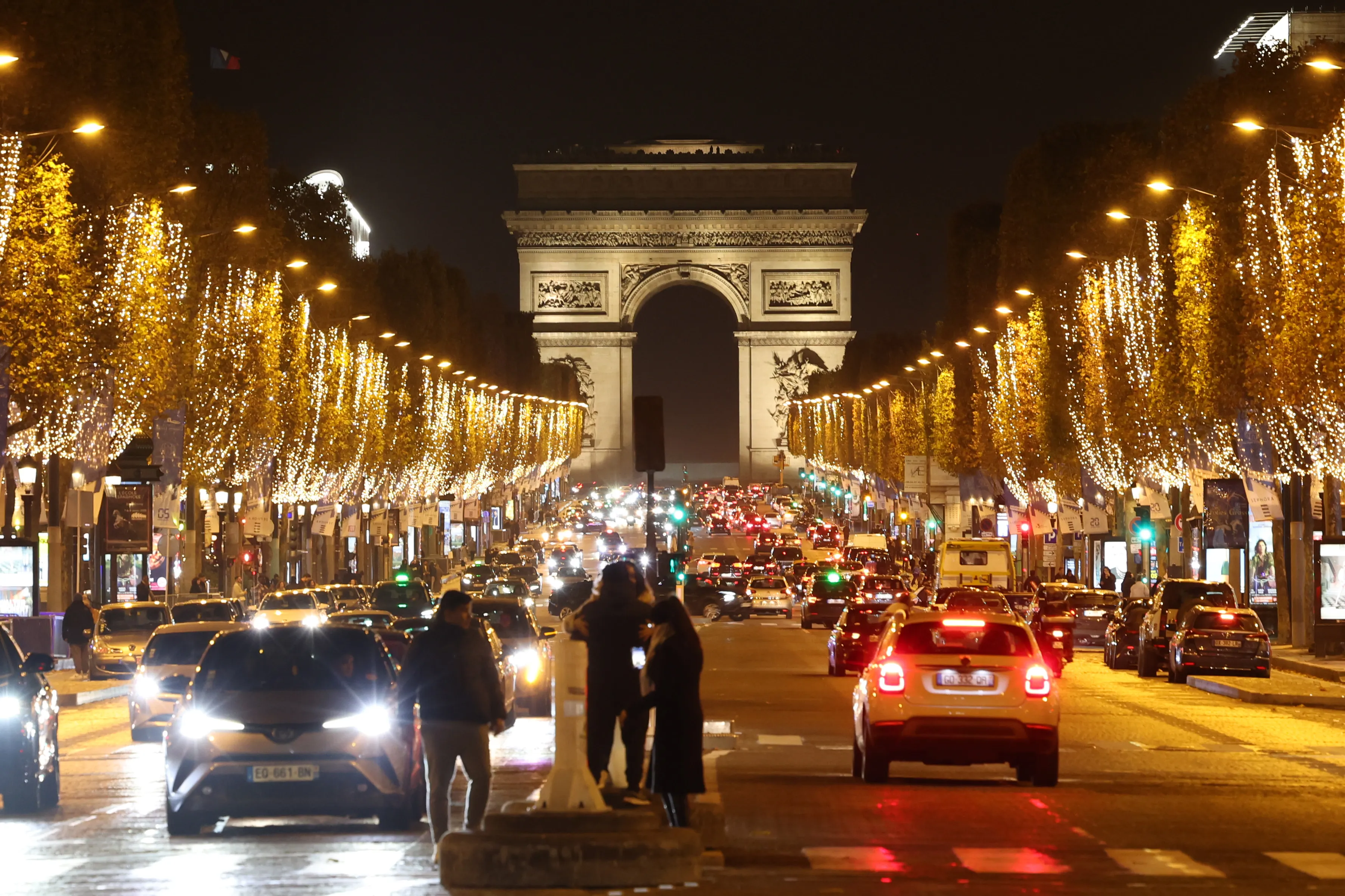 Champs-Élysées Banks on Cate Blanchett and Holiday Attractions to Draw Crowds Back After Protests