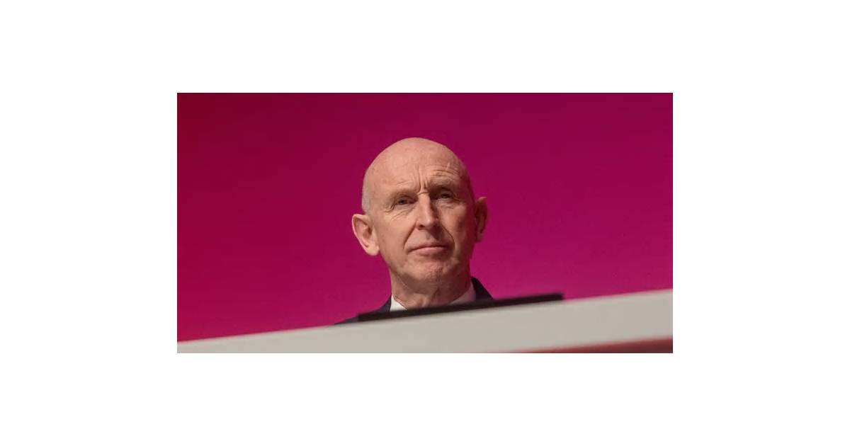 UK’s Healey Says Bank Capital Rules Must Be Globally Competitive