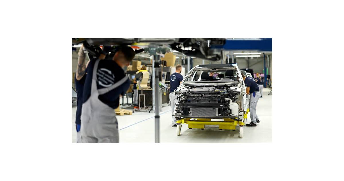 Volkswagen loss widens more than expected in Q3, raising restructuring stakes