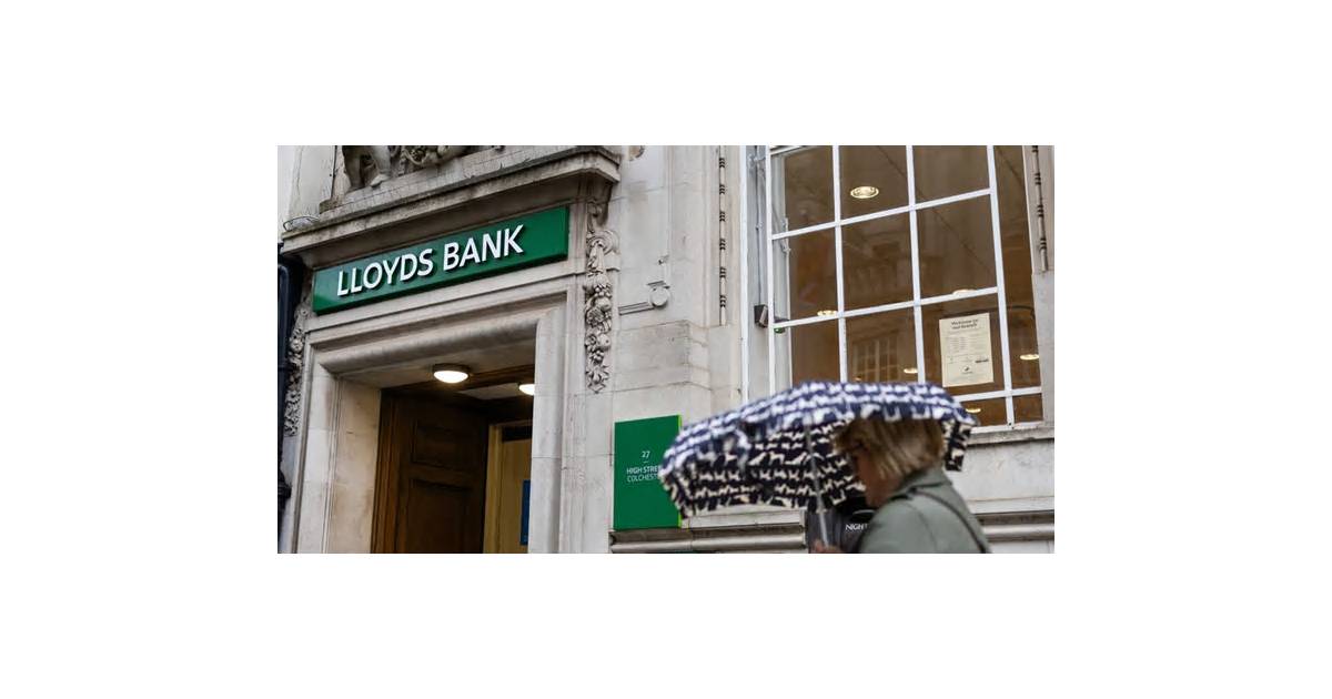 Lloyds Beats Estimates on Rise in Fees and Interest Income