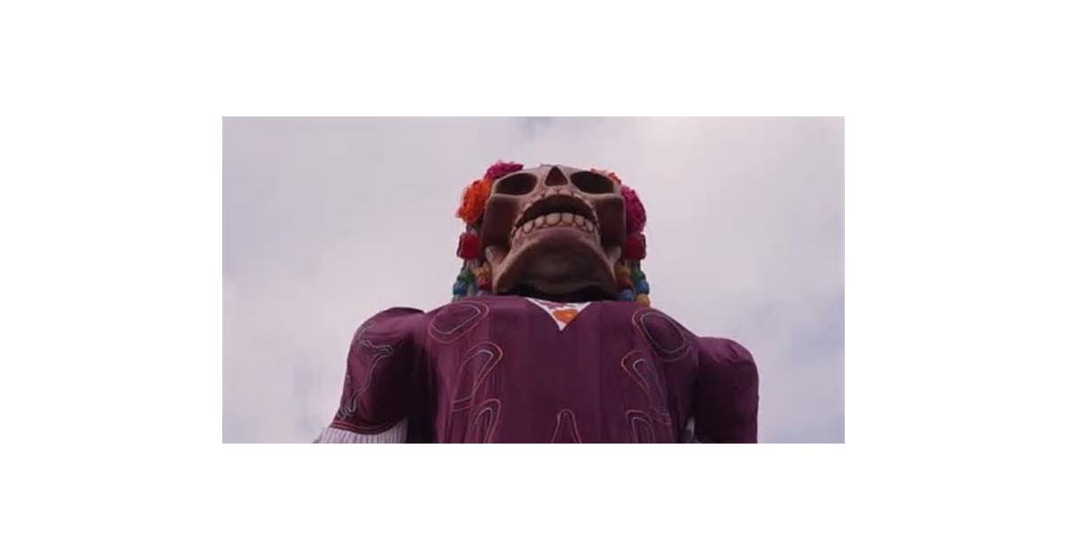 Mexico City prepares for Day of the Dead with giant 'Catrina' skeleton
