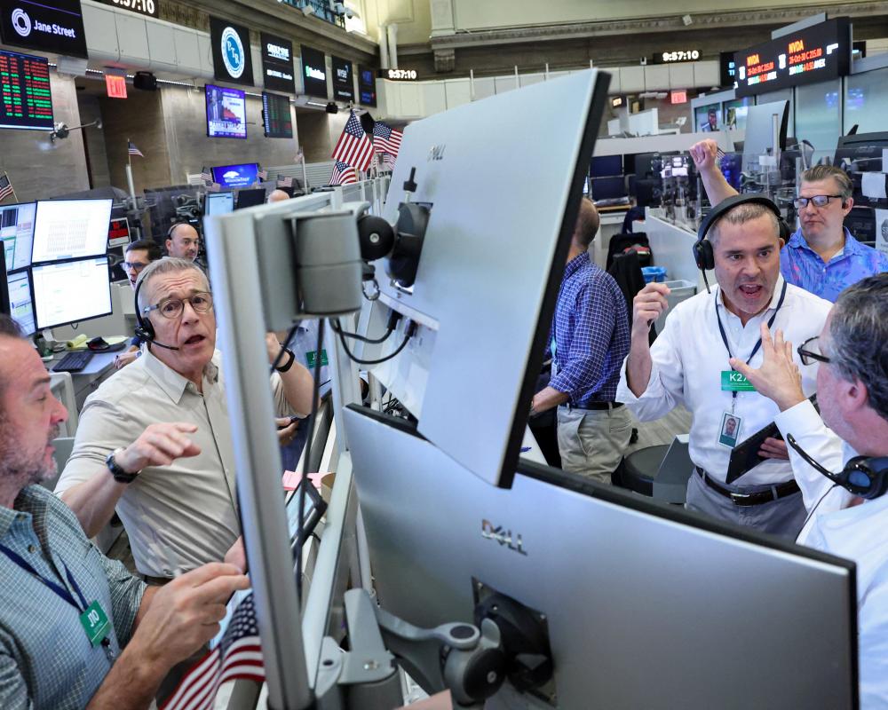 Tech sell-off drives US markets down by nearly $1tn after subpar earnings reports