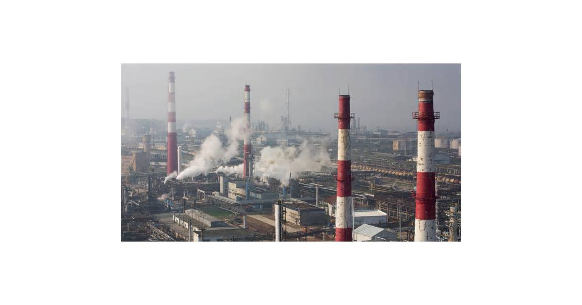 Ukraine Strikes Bashneft Refineries as Russia Attacks Power Grid