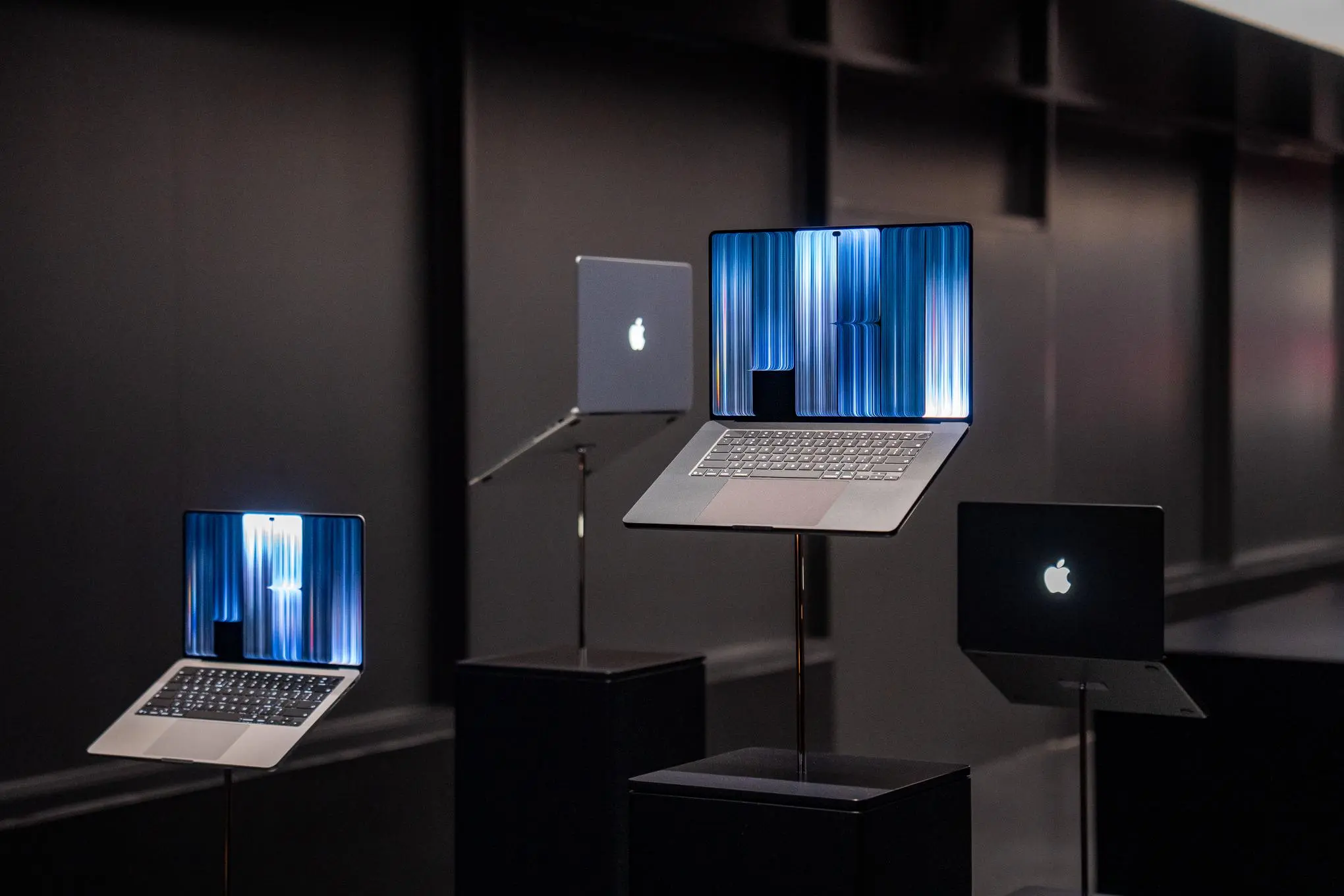 Best Buy is bundling a $100 gift card with touchscreen MacBook Pro preorders