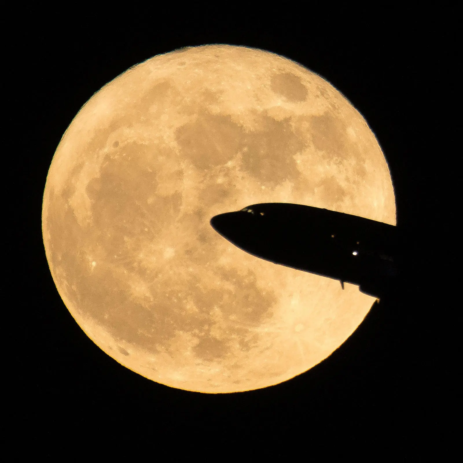 November 2026 Skywatching Guide: Meteors, Planets, Stars and a Full Moon
